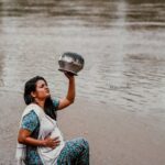 Roshna Ann Roy Instagram - 🙏 ദൈവത്തിനു നന്ദി 🙏 സുഖമുള്ള വേദന പേറി മയങ്ങി ഞാൻ💖 ..... പ്രകൃതിയും, പ്രപഞ്ചശക്തിയും ,പെണ്ണിനു നൽകിയ, പൂർണ്ണത പേറി ഞാനൊരു യാത്ര പോയി.. പ്രജ്ഞ എന്നെ കടന്നു സഞ്ചരിച്ചു ദൈവങ്ങൾക്കൊപ്പം. ഭൂമിക്കു മുകളിലൊരു ലോകമുണ്ടെന്നു കാട്ടിത്തരാൻ ,അവരെന്നെ, കല്ലിലും, മുള്ളിലും നടത്തിച്ചു. നരകമെന്നവർ അതിനെ പേരു ചൊല്ലി.വേദനിച്ചു ഞാൻ ഉറക്കെ നിലവിളിച്ചു.കാലിൽ തറഞ്ഞിരിക്കുന്ന മുള്ളുകൾ എടുത്തു മാറ്റുവാൻ, എന്റെ കൈകൾക്കു ശക്തി ഉണ്ടായിരുന്നില്ല. വായുവിൽ ഞാൻ മലർന്നു കിടന്നു .ഇടതും, വലതുമുള്ള ശൂന്യതയെ ഞാൻ അള്ളിപ്പിടിക്കുവാൻ ശ്രമിച്ചു. വിറളി പിടിച്ച മനുഷ്യ രൂപങ്ങൾ അലഞ്ഞു നടക്കുന്നതും, അന്ത്യവിധിക്കായ് തിളച്ച എണ്ണയോടടുക്കുന്നതുംഞാൻ കണ്ടു. അപ്പോഴൊക്കെ കൊളുത്തി വലിക്കുന്ന വേദനയാൽ ഞാൻ പുളഞ്ഞു. അശരീരിയായ് എനിയ്ക്കായി കരയുന്നവരുടെ സ്വരം ഞാൻ കേട്ടു. മുറവിളിക്കായ് എന്റെ നാവു ചലിച്ചില്ല.. ഒടുവിൽ ഈശ്വരന്മാർ തന്നെ എന്നെ ഭൂമിയിൽ എത്തിച്ചു. എനിയ്ക്കായി കരഞ്ഞവരുടെ ചിരി കേട്ടാണ് ഞാൻ ഉണർന്നത്.. ഞാനില്ലാതെ ഒരു നാൾ കടന്നു പോയിരുന്നു ഭൂമിയിൽ .. എങ്കിലും എനിയ്ക്കൊപ്പം ഒരു കുഞ്ഞു മാലാഖ കൂടി വന്നിരിക്കുന്നു. ഞാൻ കണ്ട നരകത്തിനും അപ്പുറം ഒരു ലോകമുണ്ടതു സ്വർഗ്ഗമെങ്കിൽ അതാണീ ഭൂമി..... പിറവി കൊടുക്കാൻ ഈശ്വരൻ പെണ്ണിനു നൽകിയ സ്വർഗ്ഗം #keralafloods2019 #conceptshoot #nammalathijeevikkum Thankusomuch 📸: @arun_manuel_ 💗@beniveesjo ✌😘