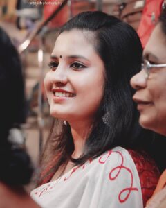 Roshna Ann Roy Instagram - This "close " is "enough 💗 
#bestcandidever ❤  Thnk u somuch #sreejithphtography @global_wedding_crew 👏👏 #candidgirlsmoment ✌