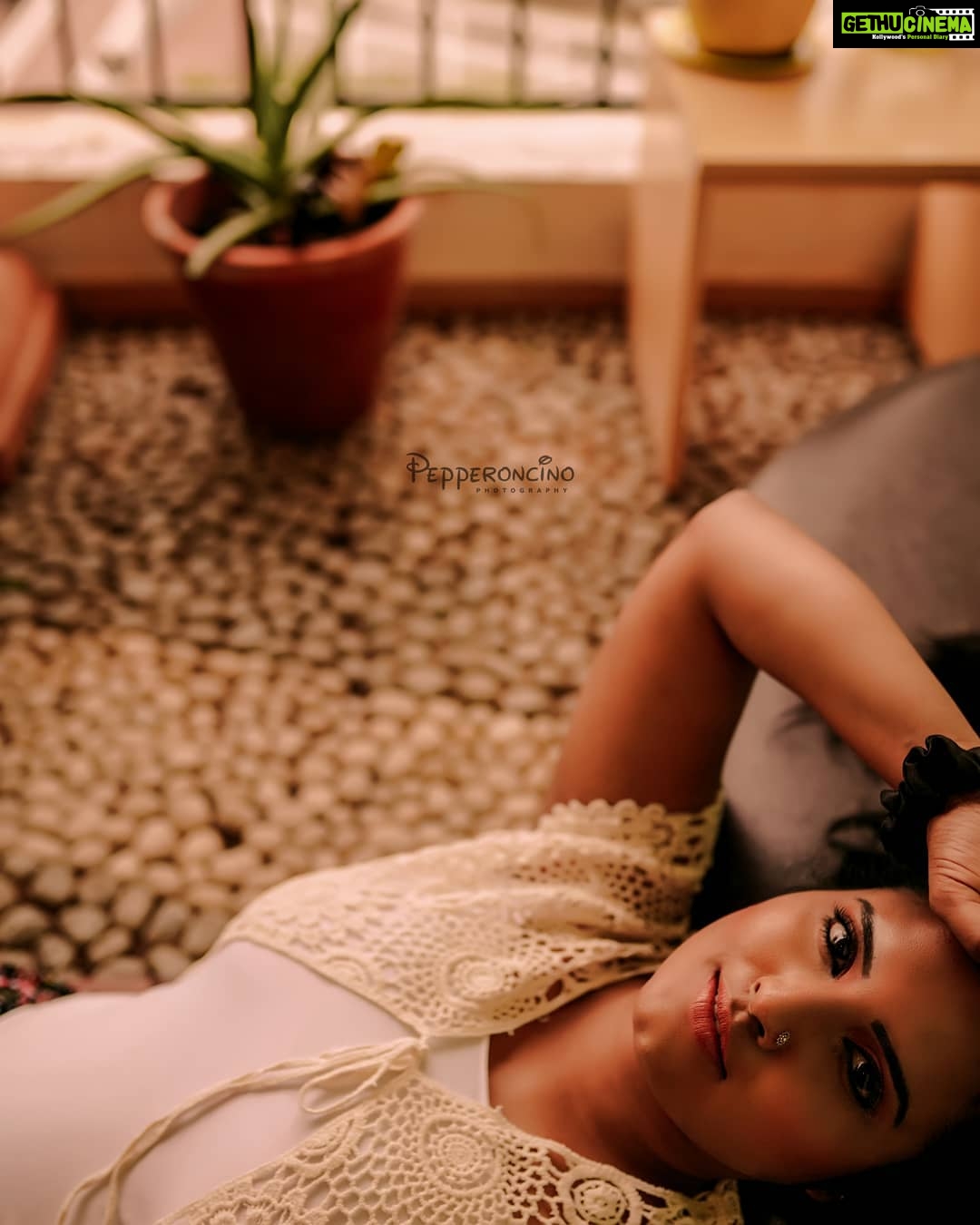 Roshna Ann Roy Instagram - 👏😂A smile❤ is so sexy, yet so😘 warm.! When someone genuinely smiles at you✌, it's the greatest🌹 feeling in the world.😍💥💥 #goodvibesonly 📸,:clicks by my personal favorite :@arun_manuel_ 💖@beniveesjo 🙏 Mkp: @prmakeupstudio 💖👌 nosespin :@macsjewelry , 💘