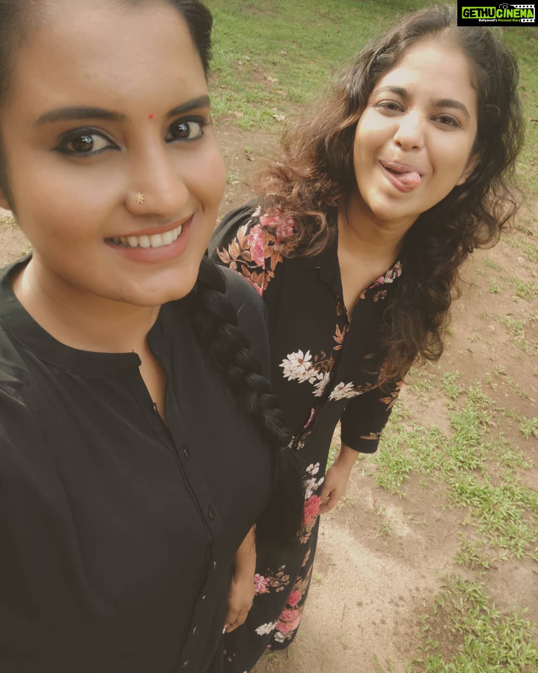 Roshna Ann Roy Instagram - 💗 @srindaa #picoftheday #shooting📷 #papamcheyyathavarkalleriyatte ❤✌ #workingmode🔛...... Ezhupunna
