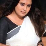 Roshna Ann Roy Instagram – നാഥാ 🫶🏽…നിന്‍ പ്രേമവനിതന്‍..
ഓരത്തായ് വിരിഞ്ഞലിയുവാന്‍..❤️
കൈക്കുമ്പിള്‍ കൂപ്പിയെരിയും
ഒരേകാന്തസൌഗന്ധികം…🤎🤎
 … ♥️❣️♥️❣️♥️❣️♥️……

 🎥 : @pranavcsubash_photography 
Cuts : @abhishek.g_a 
Saree: @kuthampullynaithukada 
 
#vijanasurabhi #remyanambeesan #batchelorsparty #malayalamsongs #reels #kerala #keralagram #mallugram #mallu #malayalamreels #keralagirls #roshnaannroy #roshna #actress #keralatourism #reelsindia #song #malayalamsongs #feelings