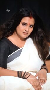 Roshna Ann Roy Instagram - നാഥാ 🫶🏽…നിന്‍ പ്രേമവനിതന്‍..
ഓരത്തായ് വിരിഞ്ഞലിയുവാന്‍..❤️
കൈക്കുമ്പിള്‍ കൂപ്പിയെരിയും
ഒരേകാന്തസൌഗന്ധികം...🤎🤎
 … ♥️❣️♥️❣️♥️❣️♥️……

 🎥 : @pranavcsubash_photography 
Cuts : @abhishek.g_a 
Saree: @kuthampullynaithukada 
 
#vijanasurabhi #remyanambeesan #batchelorsparty #malayalamsongs #reels #kerala #keralagram #mallugram #mallu #malayalamreels #keralagirls #roshnaannroy #roshna #actress #keralatourism #reelsindia #song #malayalamsongs #feelings