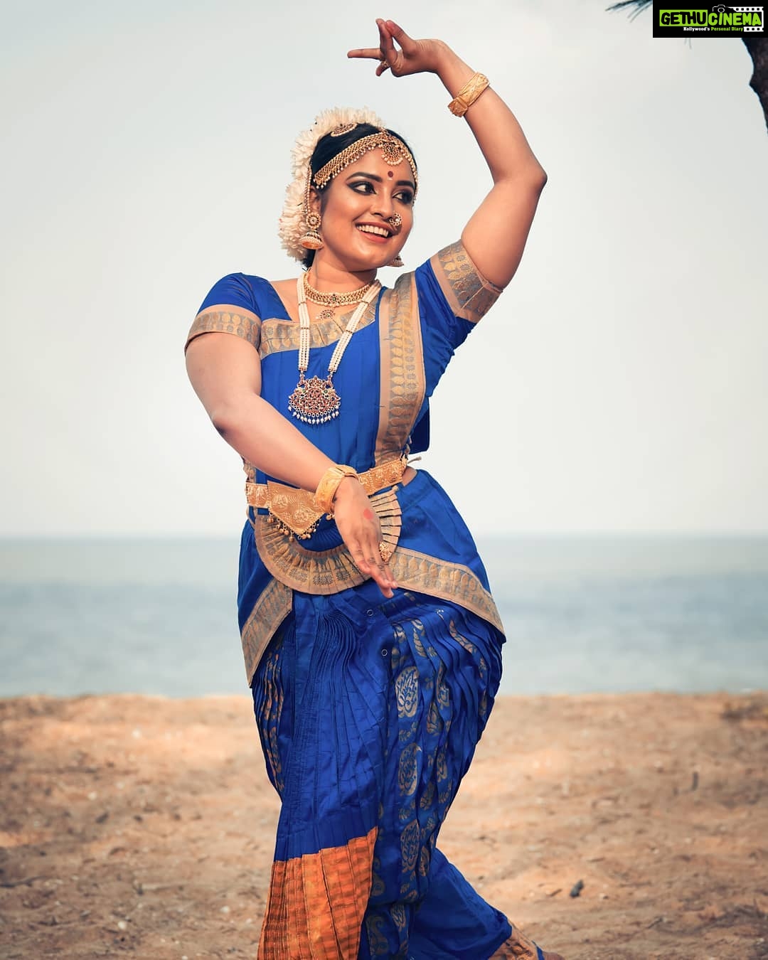 Roshna Ann Roy - 14.5K Likes - Every day brings✌ a chance for you to💖 draw in a breath,👏😊 kick off your shoes, and dance.”🙋 " happy world dance day. " 💗
May 5th onwards...👏
😇lets celebrate with @ankuram.for.dance... Holdon.🙏🙏.. #danceday #internationaldanceday ❤#mypassion❤️ #livetyme
📸 : @arun_manuel_ @beniveesjo 🙏
💄♥: @meera_makeup_artist 🤗💖
