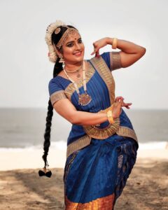 Roshna Ann Roy Instagram - Poetry of foot " ❤ introducing my own @ankuram.for.dance ✌support me.. Dear friends... ദൈവത്തോട്.... 🙏ആദ്യമേ നന്ദി പറയുകയാണ്.. 🙏ഒരിക്കലും എന്നെ കൊണ്ട് ഇങ്ങനൊന്നു തുടങ്ങാൻ കഴിയുമെന്ന് വിചാരിച്ചിട്ടില്ല.. 😊
വിദ്യ പകർന്നു നൽകണം എന്നുള്ളത് കർമമാണ് !! അത് ഏറ്റെടുത്തു നടത്തുന്നതിൽ ഒരുപാട് സന്തോഷം 🤗

വേദികളിൽ perform ചെയ്യാനുള്ള അവസരങ്ങളൊന്നും കിട്ടിയിരുന്നില്ല...അതിനുള്ള സാഹചര്യങ്ങളും അനുകൂലമായിരുന്നില്ല 💗😤 എങ്കിലും നൃത്തം "മനസിൽ നിന്നു മായാതെ നിന്നു.... ഇന്ന്  എന്നെ വിശ്വസിച്ചും സ്നേഹിച്ചും എനിക്കുവേണ്ടി എല്ലാ ഒരുക്കങ്ങളും ചെയ്യാൻ നിങ്ങളിൽ പലരും കൂട്ടായി വന്നിട്ടുണ്ട്... ഒരുപാട് നന്ദി... ഇനിയും കൂടെ ഉണ്ടാകണം..... Special thanks... To my 'അമ്മ 💖 Shini Jameskutty,  @kichu.tellus @shini_v.v 📸: my സ്വന്തം @arun_manuel_ @beniveesjo 
സുന്ദരി ആക്കിയത് : @meera_makeup_artist 🙏
