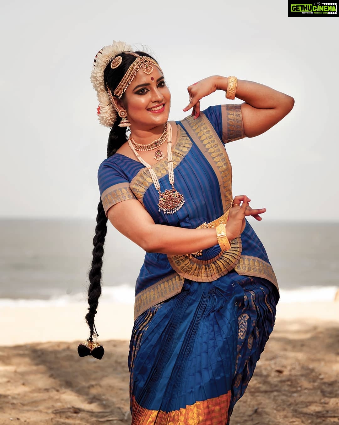 Roshna Ann Roy - 13.6K Likes - Poetry of foot " ❤ introducing my own @ankuram.for.dance ✌support me.. Dear friends... ദൈവത്തോട്.... 🙏ആദ്യമേ നന്ദി പറയുകയാണ്.. 🙏ഒരിക്കലും എന്നെ കൊണ്ട് ഇങ്ങനൊന്നു തുടങ്ങാൻ കഴിയുമെന്ന് വിചാരിച്ചിട്ടില്ല.. 😊
വിദ്യ പകർന്നു നൽകണം എന്നുള്ളത് കർമമാണ് !! അത് ഏറ്റെടുത്തു നടത്തുന്നതിൽ ഒരുപാട് സന്തോഷം 🤗
വേദികളിൽ perform ചെയ്യാനുള്ള അവസരങ്ങളൊന്നും കിട്ടിയിരുന്നില്ല...അതിനുള്ള സാഹചര്യങ്ങളും അനുകൂലമായിരുന്നില്ല 💗😤 എങ്കിലും നൃത്തം "മനസിൽ നിന്നു മായാതെ നിന്നു.... ഇന്ന് എന്നെ വിശ്വസിച്ചും സ്നേഹിച്ചും എനിക്കുവേണ്ടി എല്ലാ ഒരുക്കങ്ങളും ചെയ്യാൻ നിങ്ങളിൽ പലരും കൂട്ടായി വന്നിട്ടുണ്ട്... ഒരുപാട് നന്ദി... ഇനിയും കൂടെ ഉണ്ടാകണം..... Special thanks... To my 'അമ്മ 💖 Shini Jameskutty, @kichu.tellus @shini_v.v 📸: my സ്വന്തം @arun_manuel_ @beniveesjo
സുന്ദരി ആക്കിയത് : @meera_makeup_artist 🙏