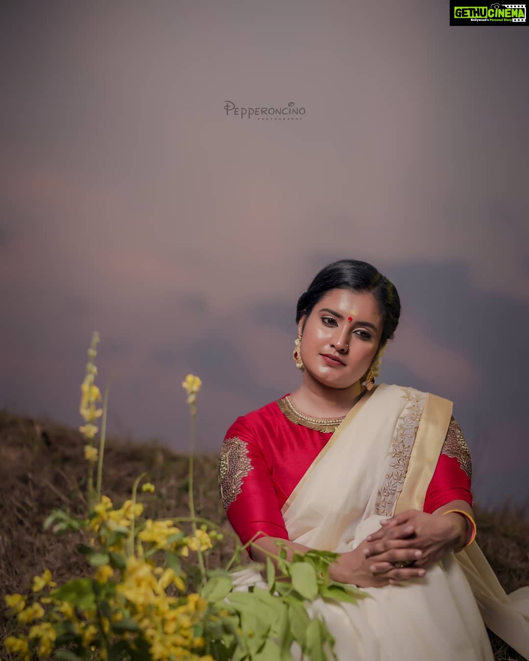 Roshna Ann Roy Instagram - 💗 🙏🙏💖💖💖💖💖💖 📸@arun_manuel_ @beniveesjo 👏👏👏📸 @veenaraajcouture 💃💃 💄💄: @prmakeupupstudio
