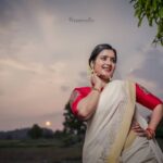 Roshna Ann Roy Instagram – ഏവർക്കും ഐശ്വര്യം നിറഞ്ഞ വിഷു ആശംസകൾ 🍎🥥🍒❤️💐💰💴😍😁 🤗my team 💟💌
📸 : @arun_manuel_  @beniveesjo
Costume : @veenaraajcouture 👗
Makeup : @prmakeupstudio 💅💄💖💝