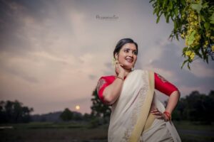 Roshna Ann Roy Instagram - ഏവർക്കും ഐശ്വര്യം നിറഞ്ഞ വിഷു ആശംസകൾ 🍎🥥🍒❤️💐💰💴😍😁 🤗my team 💟💌
📸 : @arun_manuel_  @beniveesjo
Costume : @veenaraajcouture 👗
Makeup : @prmakeupstudio 💅💄💖💝