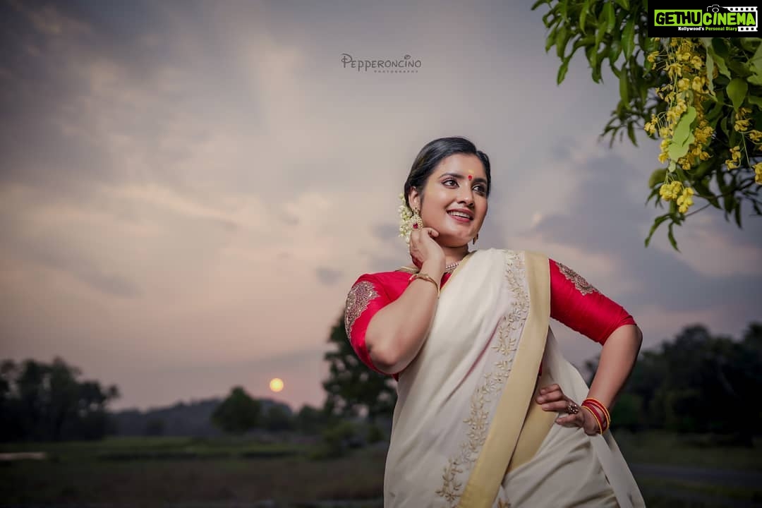 Roshna Ann Roy - 13.4K Likes - ഏവർക്കും ഐശ്വര്യം നിറഞ്ഞ വിഷു ആശംസകൾ 🍎🥥🍒❤️💐💰💴😍😁 🤗my team 💟💌
📸 : @arun_manuel_ @beniveesjo
Costume : @veenaraajcouture 👗
Makeup : @prmakeupstudio 💅💄💖💝