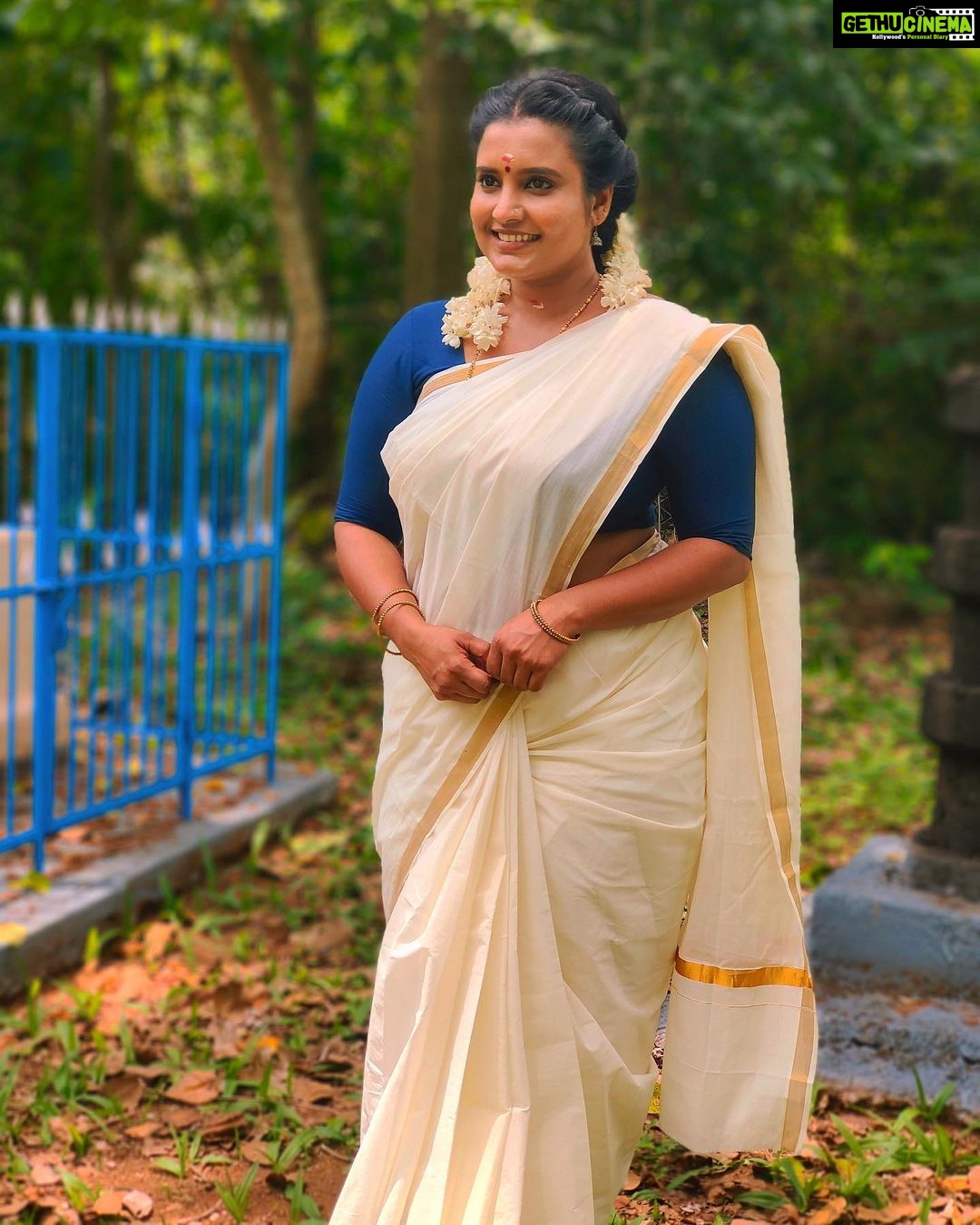 Roshna Ann Roy Instagram - ഓണമല്ലേ വരുന്നത് , ഇനി കൊറച്ചു traditional ആവാം ♥️ 🙏🏻 😂 #onam2022