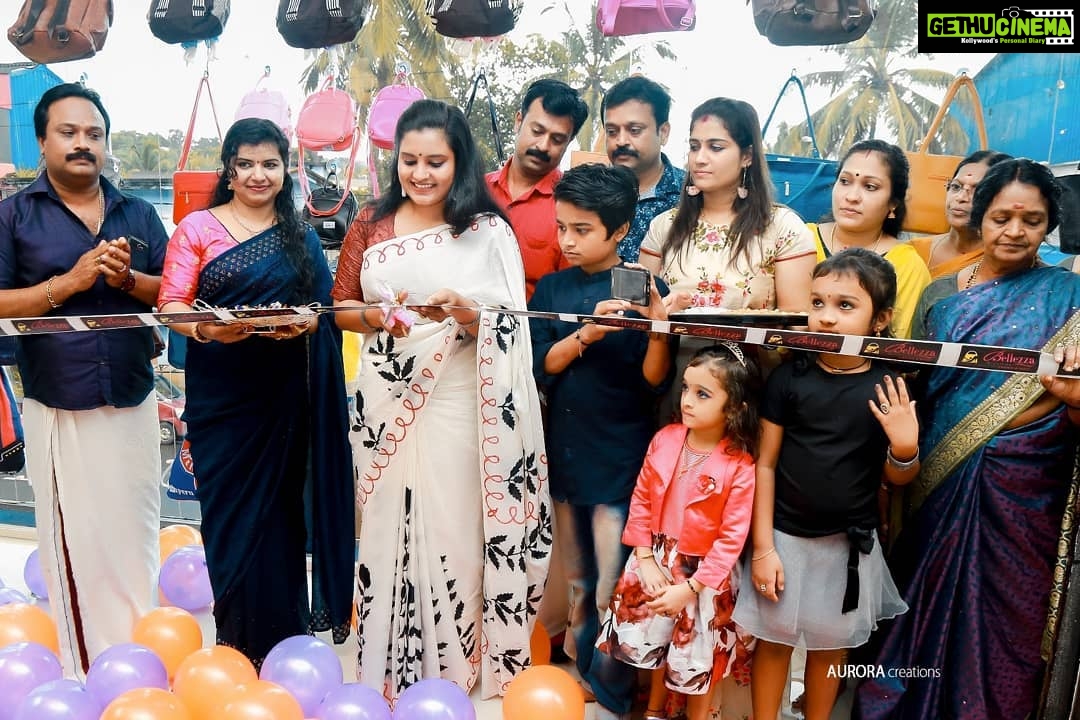 Roshna Ann Roy Instagram - Moment of inaguration β #bellezanovalties &#dreamgirlbeutyparlor @makkarapparamba β€ @global_wedding_crew thank u somuch for this wonderfull phtogrphs #sreejithphtography π€π€ Costume :@unnatisilks β€