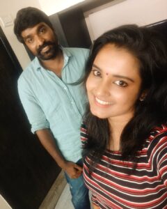 Roshna Ann Roy Instagram - 👸Some,👉... Kind of suprizing facts coming.... Soon...💘🤓👌🙏🙏✌✌ thank.. God.. 😭really wanted to met him...😤 👩‍❤️‍💋dream comes true...💘💥💥 😍🕯hope for the best✌🤗really unexpected to get him..💖✌important space i😎 have got, blessed  person's blessing brttr than anythng.. ഞാൻ  ധന്യ 😍😍.......... @actorvijaysethupathi... Thank u.. Somuch... For the..care, support and love tht u.. Given...💗this means alot for me.. 🙏🙏🙏 3 years of relationship  with hevy strong bond.... 🤓🙏👌👌👌such a suprb person.. In my life.. 👩‍❤️‍💋‍👩👸