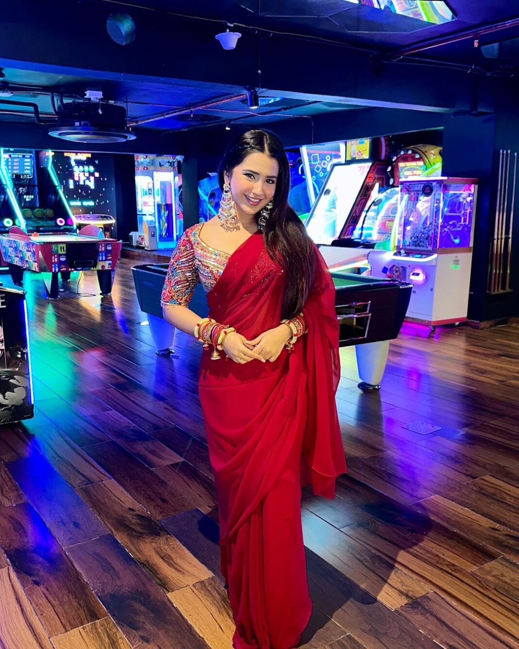 Roshni Walia Instagram - Chammak challo ✨🪔 . . . #saree - @the_adhya_designer #jewelry - @sweetywalia11 & @dhairya_goyani19 #photocredit - @aryan__khanna__ . . . . #chotidiwali #roshniwalia #diwali #india #festival #happydiwali #love #diwaligifts #diwalidecorations #instagram #diwalivibes #fashion #instagood #mumbai #photography #festiveseason #art #deepavali #indianfestival #festivevibes #celebration #diya #diwalihampers #diwalicelebration #rangoli #indian #festivewear ✨🔚 The Game Palacio