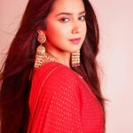 Roshni Walia Instagram - Dil Ye Mera Tere Dil Se Ja Mila Hai Rab Se Jisko Manga Tu Vo Sila Hai✨ . . . Styledby: @stylebysugandhasood Outfitby: @bhuvastra Shot by : @sufidoo Location : @madstudioofficial . . . . . . . . #red #ootd #potd #love #heartmind #cute #roshni #roshniwalia #style #fashion #indian #traditional #outfitoftheday #photooftheday #photoshoot #photo #bollywood #actress #beyou #pretty #happy #candid #flowers ✨🔚 India