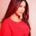 Roshni Walia Instagram - Dil Ye Mera Tere Dil Se Ja Mila Hai Rab Se Jisko Manga Tu Vo Sila Hai✨ . . . Styledby: @stylebysugandhasood Outfitby: @bhuvastra Shot by : @sufidoo Location : @madstudioofficial . . . . . . . . #red #ootd #potd #love #heartmind #cute #roshni #roshniwalia #style #fashion #indian #traditional #outfitoftheday #photooftheday #photoshoot #photo #bollywood #actress #beyou #pretty #happy #candid #flowers ✨🔚 India