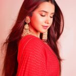 Roshni Walia Instagram - Dil Ye Mera Tere Dil Se Ja Mila Hai Rab Se Jisko Manga Tu Vo Sila Hai✨ . . . Styledby: @stylebysugandhasood Outfitby: @bhuvastra Shot by : @sufidoo Location : @madstudioofficial . . . . . . . . #red #ootd #potd #love #heartmind #cute #roshni #roshniwalia #style #fashion #indian #traditional #outfitoftheday #photooftheday #photoshoot #photo #bollywood #actress #beyou #pretty #happy #candid #flowers ✨🔚 India