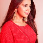 Roshni Walia Instagram - Dil Ye Mera Tere Dil Se Ja Mila Hai Rab Se Jisko Manga Tu Vo Sila Hai✨ . . . Styledby: @stylebysugandhasood Outfitby: @bhuvastra Shot by : @sufidoo Location : @madstudioofficial . . . . . . . . #red #ootd #potd #love #heartmind #cute #roshni #roshniwalia #style #fashion #indian #traditional #outfitoftheday #photooftheday #photoshoot #photo #bollywood #actress #beyou #pretty #happy #candid #flowers ✨🔚 India