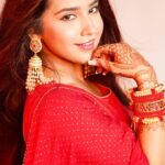 Roshni Walia Instagram - Desi version ;) . . . . Styledby: @stylebysugandhasood Outfitby: @bhuvastra Shot by : @sufidoo Location : @madstudioofficial . . . . . . . . #red #ootd #potd #love #heartmind #cute #roshni #roshniwalia #style #fashion #indian #traditional #outfitoftheday #reel #reelitfeelit #reelsinstagram #reelindia #jasonderulo 🔚 India