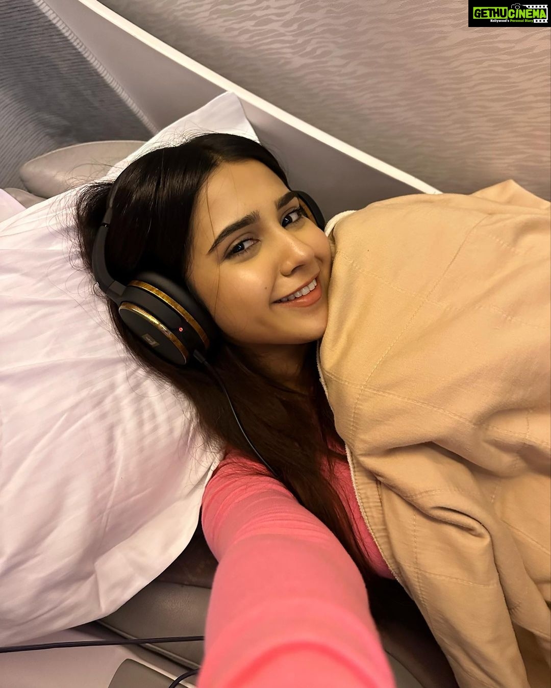 Roshni Walia Instagram - BACK TO MY FAVOURITE DUBAI ✨ . . . . . #dubai #travel #explore #emirates #flight #travel #travelgram #roshniwalia #1billionsummit