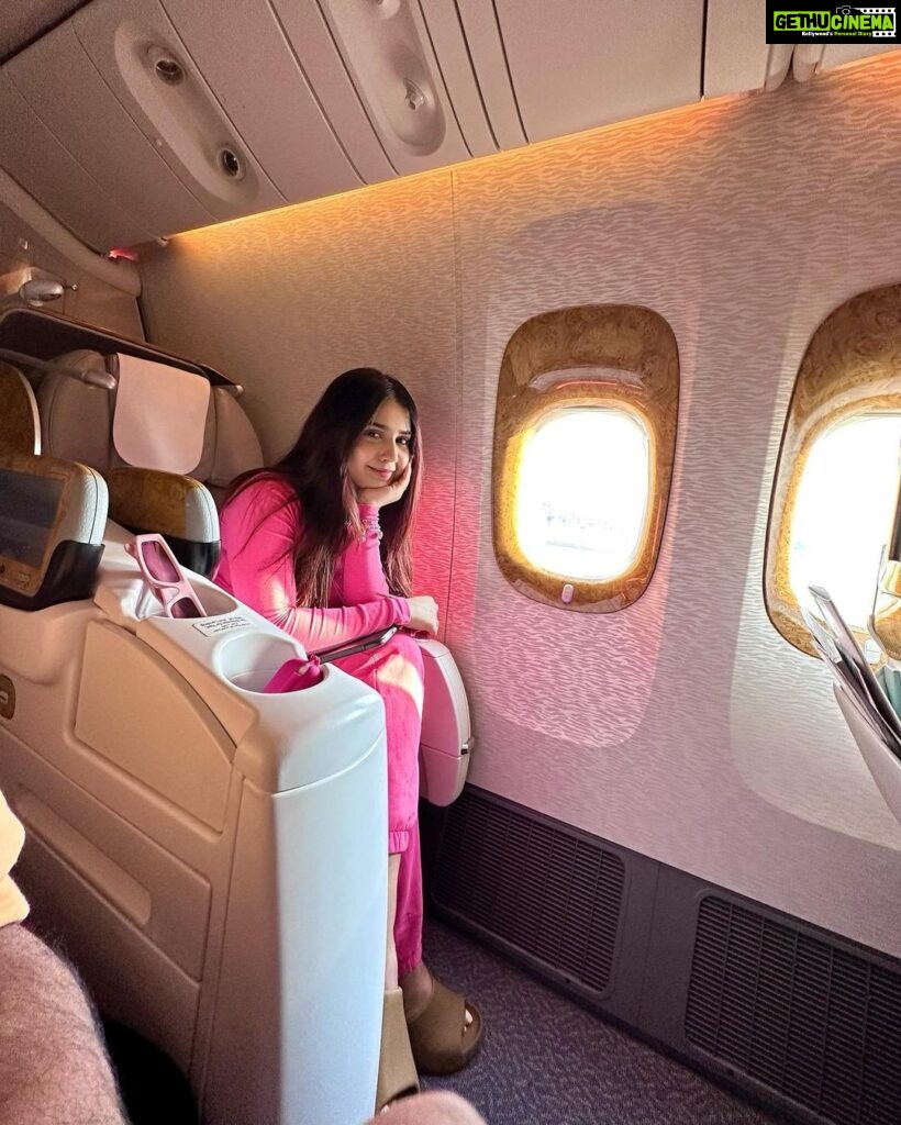 Roshni Walia Instagram - BACK TO MY FAVOURITE DUBAI ✨ . . . . . #dubai #travel #explore #emirates #flight #travel #travelgram #roshniwalia #1billionsummit