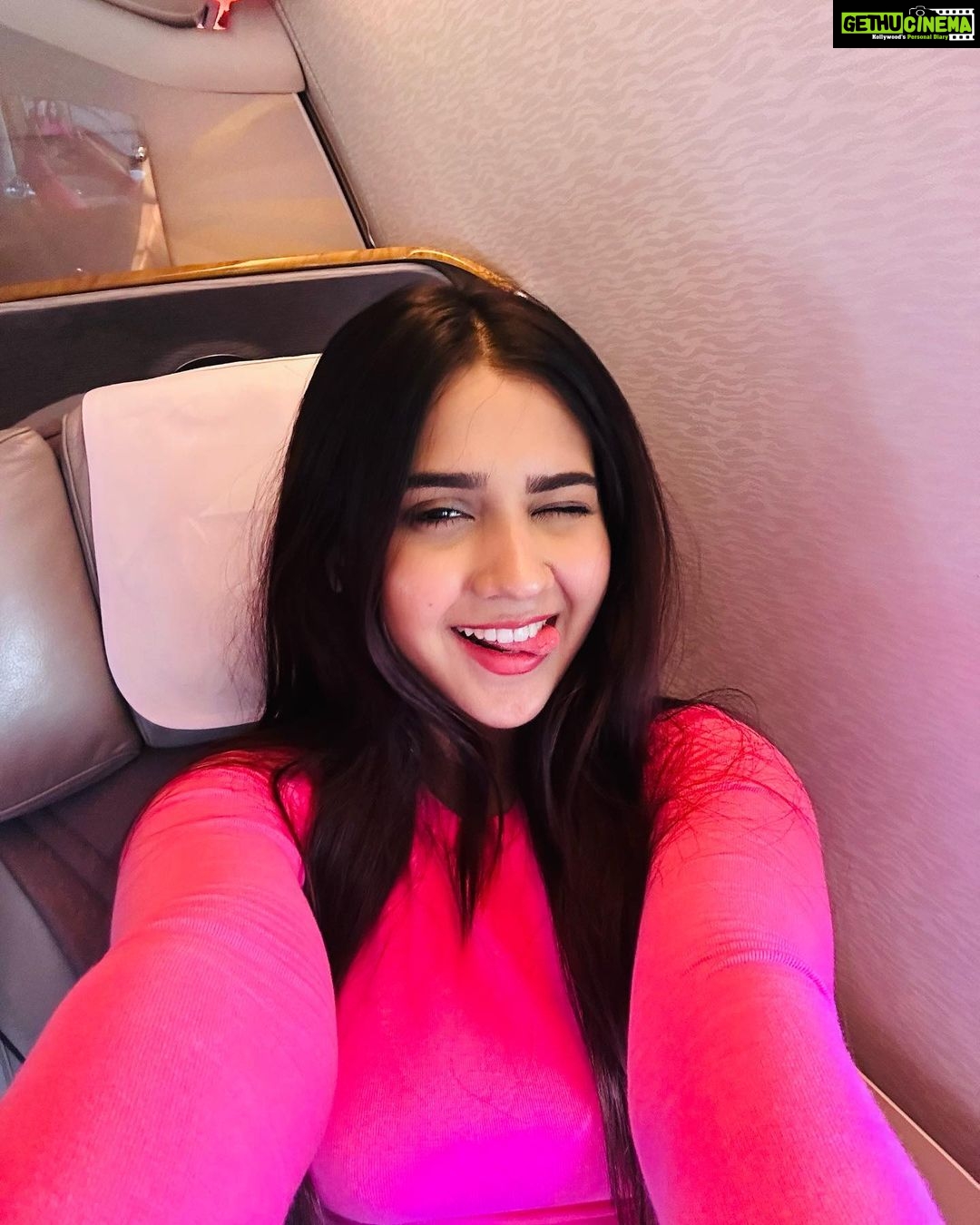 Roshni Walia Instagram - BACK TO MY FAVOURITE DUBAI ✨ . . . . . #dubai #travel #explore #emirates #flight #travel #travelgram #roshniwalia #1billionsummit