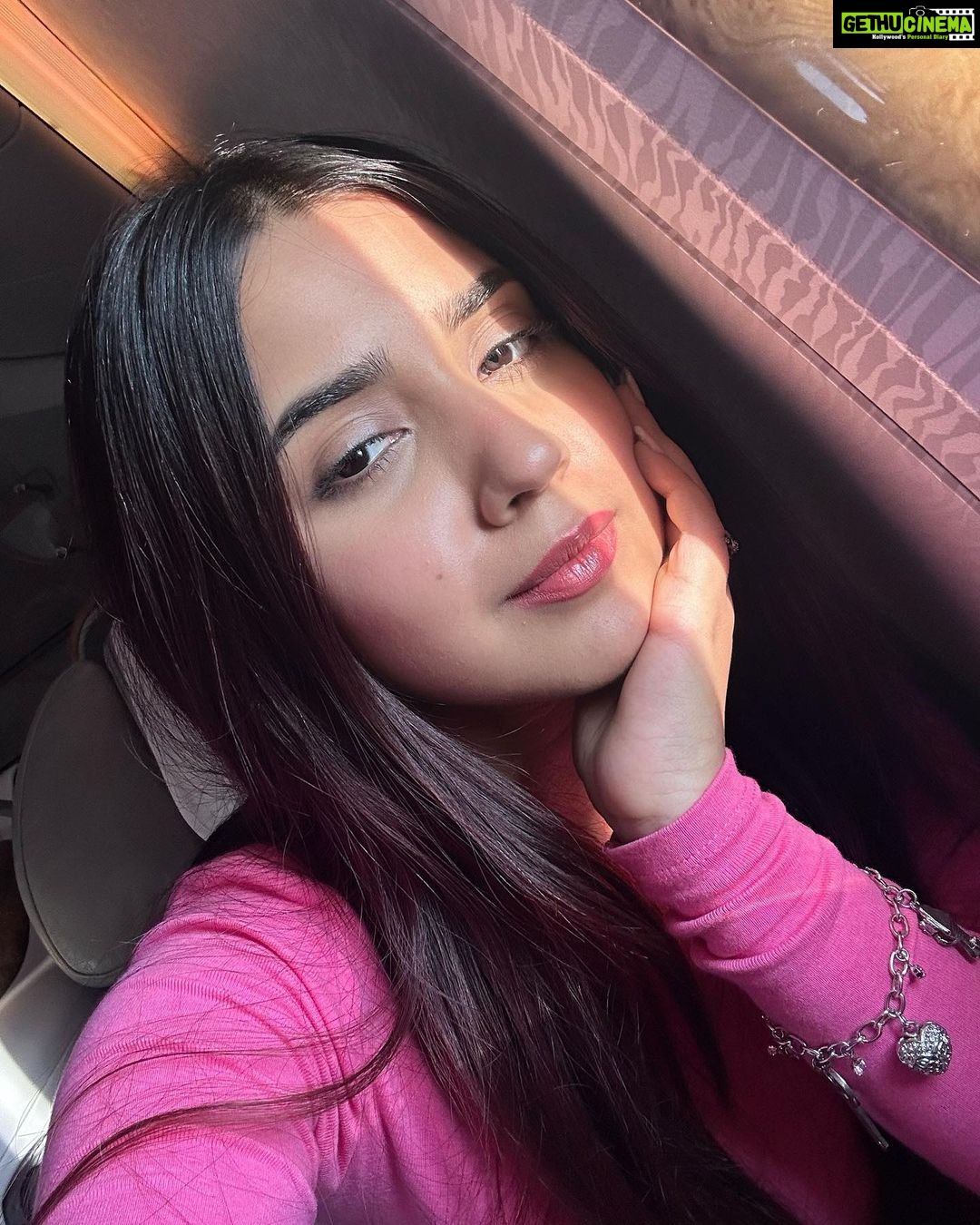 Roshni Walia Instagram - BACK TO MY FAVOURITE DUBAI ✨ . . . . . #dubai #travel #explore #emirates #flight #travel #travelgram #roshniwalia #1billionsummit