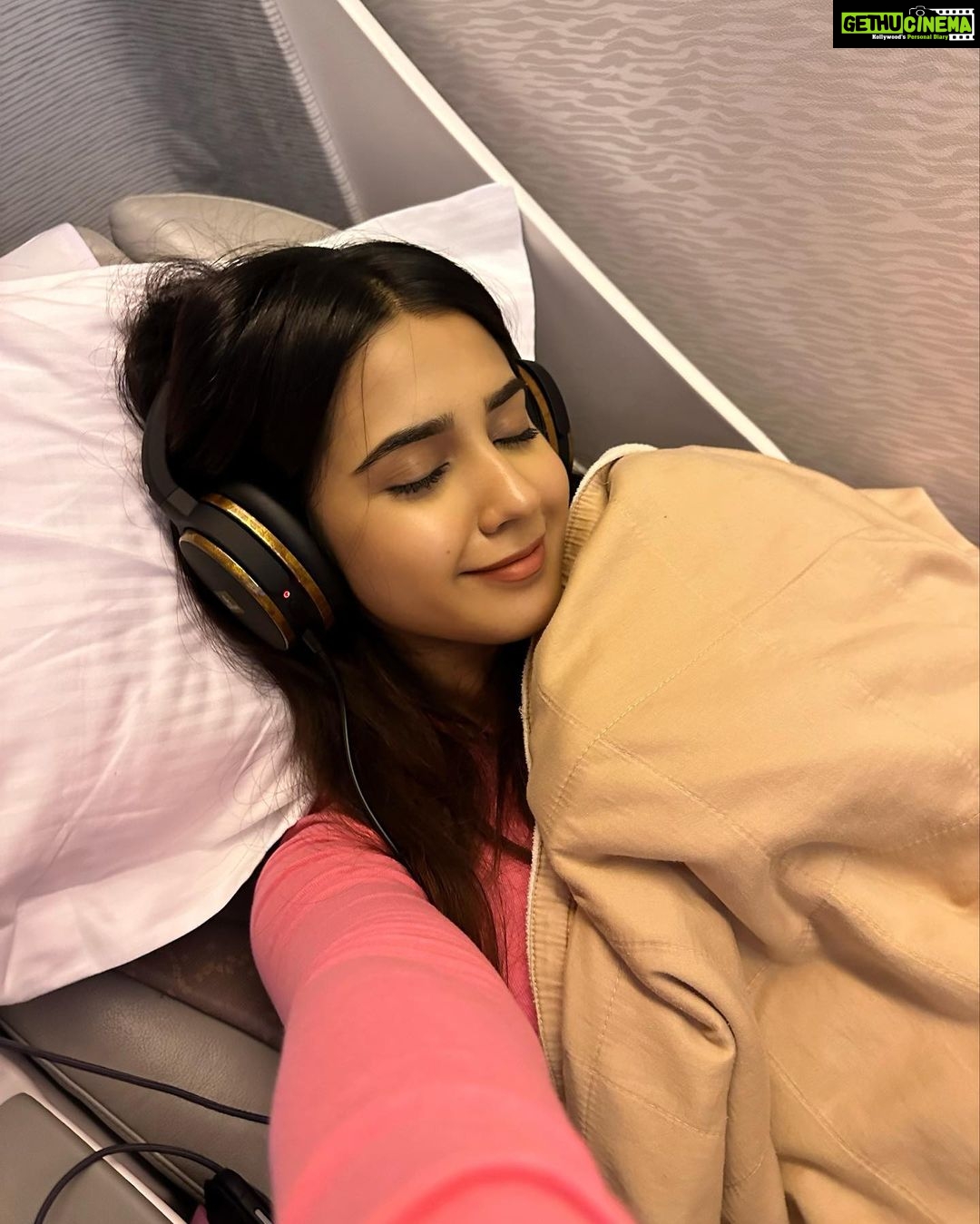 Roshni Walia Instagram - BACK TO MY FAVOURITE DUBAI ✨ . . . . . #dubai #travel #explore #emirates #flight #travel #travelgram #roshniwalia #1billionsummit