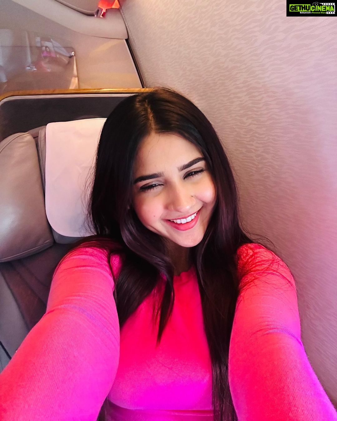 Roshni Walia Instagram - BACK TO MY FAVOURITE DUBAI ✨ . . . . . #dubai #travel #explore #emirates #flight #travel #travelgram #roshniwalia #1billionsummit