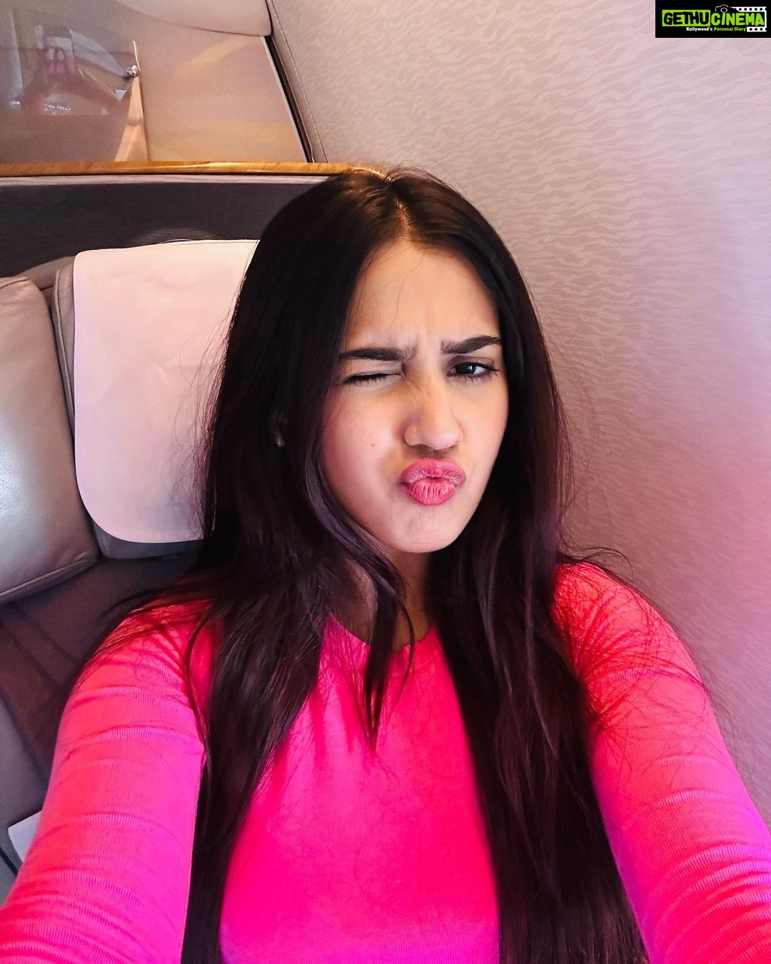 Roshni Walia Instagram - BACK TO MY FAVOURITE DUBAI ✨ . . . . . #dubai #travel #explore #emirates #flight #travel #travelgram #roshniwalia #1billionsummit