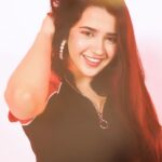 Roshni Walia Instagram - ❤️🖤 . . . . . . #reels #reelitfeelit #reelkarofeelkaro #roshniwalia #akullonthebeat #dance #reelindia #cute 🔚