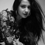 Roshni Walia Instagram - Calling your name the only language I can speak… . . . . . . #blackandwhitephotography #raw #candid #hair #goals #roshniwalia #photoshoot #bw #blackandwhite #photooftheday ✨🔚 India