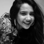 Roshni Walia Instagram – Kill em with kindness 🖤🖤
.
.
.
.
.
.
.
#roshniwalia #blackandwhite #blackandwhitephotography #photography #raw #hairgoals #bw #candid #happy #smile 🔚