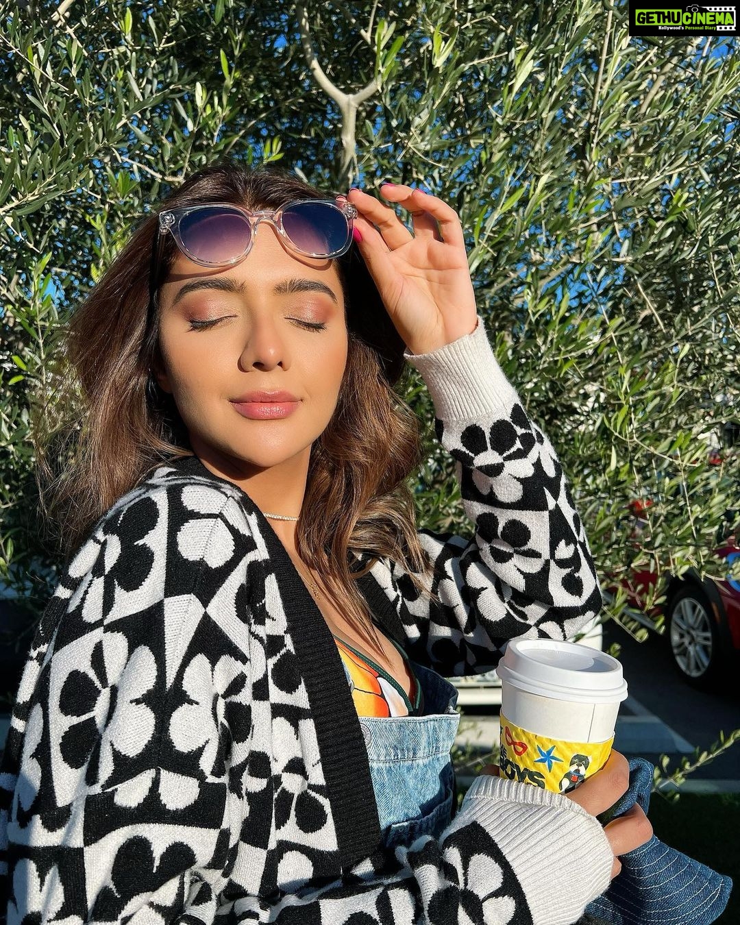 Ruhi Singh Instagram - A very happy thanksgiving to my friends and associates back in LA š I love all festivals, life should be a constant celebration but just the idea of gratitude particularly resonates with me because Iāve been writing a āgrateful listā for many years now. Itās a ritual that helps me remind myself how blessed we truly are by counting my blessings every single morning and has, I believe, fuelled my manifestation journey. Today Iām thankful for all the love and opportunities, for family, friends and fans. Love you all āļøš Happy Place