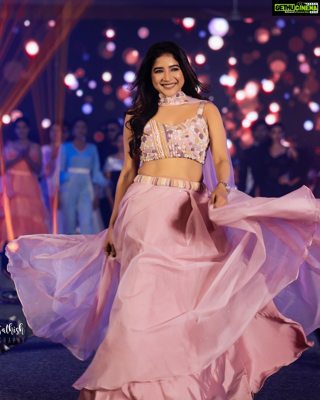 Sakshi Agarwal Instagram - Some candid moments from the spectacular show . Get ready with me for this look- Coming soon💕 . @sameerbharatram @murugeshmakeup_hair @sathish_photography49 . #hindustaninstituteoftechnologyandscience #lehenga #picoftheday #collegeculturals #showstopper #sakshiagarwal Chennai, India