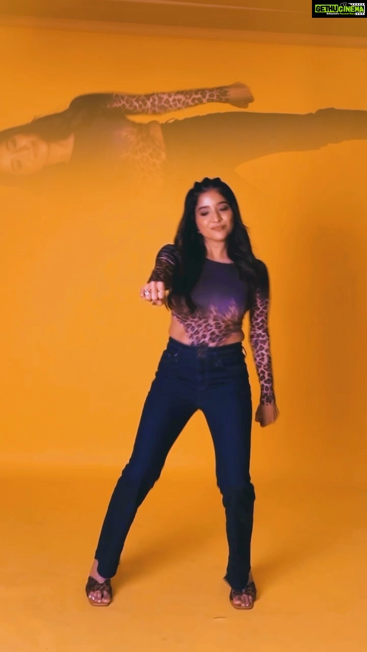 Sakshi Agarwal Instagram - 1,2,3 Hit it🔥 . #instagramreels #reelsinstagram #foryou #trendingreels #trending #sakshiagarwal #biggbosstamil #biggboss #leopardprint #bootcutjeans #trendingsongs . @murugeshmakeup_hair @picartisan