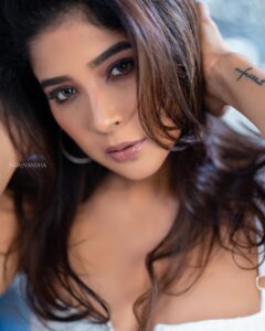 Sakshi Agarwal Instagram - Some pics dont need a caption❄️
.
Pic : 
@ngrnandha 
Mua : @murugeshmakeup_hair 
.

#photooftheday #sakshiagarwal #whitecoords #glamshine