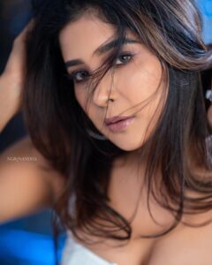 Sakshi Agarwal Instagram - Some pics dont need a caption❄️
.
Pic : 
@ngrnandha 
Mua : @murugeshmakeup_hair 
.

#photooftheday #sakshiagarwal #whitecoords #glamshine