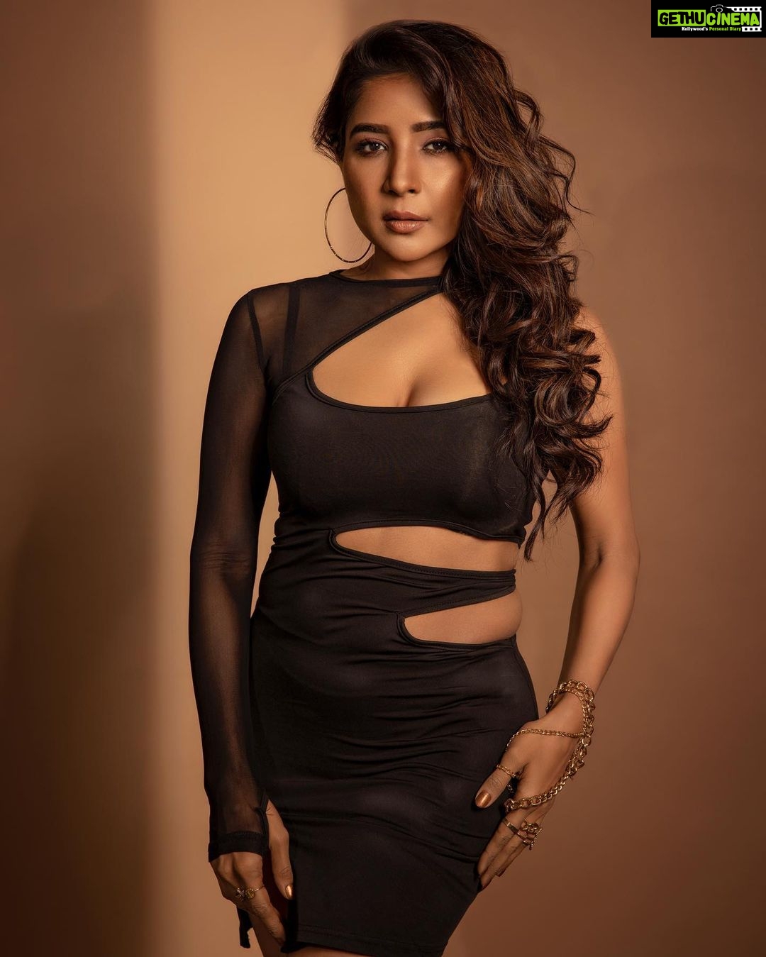 Sakshi Agarwal Instagram - π₯ . mua - @mild.tones photohrapher - @shotsbyharsha Concept-@samikshx Retouch-@karan.manivannan_05 studio space - @westspace_studio . #picoftheday #sakshiagarwal #instafashion Chennai, India