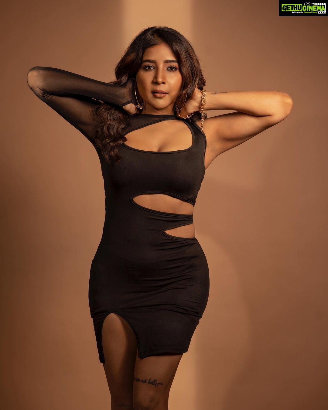 Sakshi Agarwal Instagram - π₯ . mua - @mild.tones photohrapher - @shotsbyharsha Concept-@samikshx Retouch-@karan.manivannan_05 studio space - @westspace_studio . #picoftheday #sakshiagarwal #instafashion Chennai, India