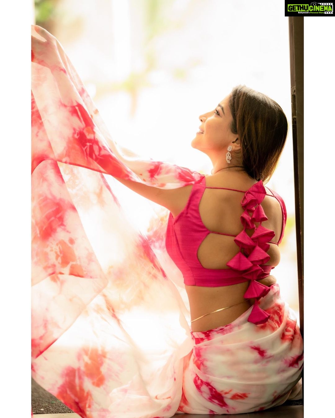 Sakshi Agarwal Instagram - Stay in love with yourself💕 . #picofday #sareelove #sakshiagarwal . Outfit- @ivalinmabia Photographer - @camerasenthil Makeup - @priya_dharshini_makeupartist Shoot Organized by @rrajeshananda Chennai, India