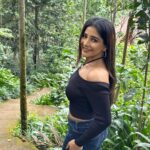 Sakshi Agarwal Instagram - Exploring the wild is a therapy in itself✨ . #sakshiagarwal #coorgdiaries #travelphotography #overtheriverandthroughthewoods #holidaystyle Coorg Resort