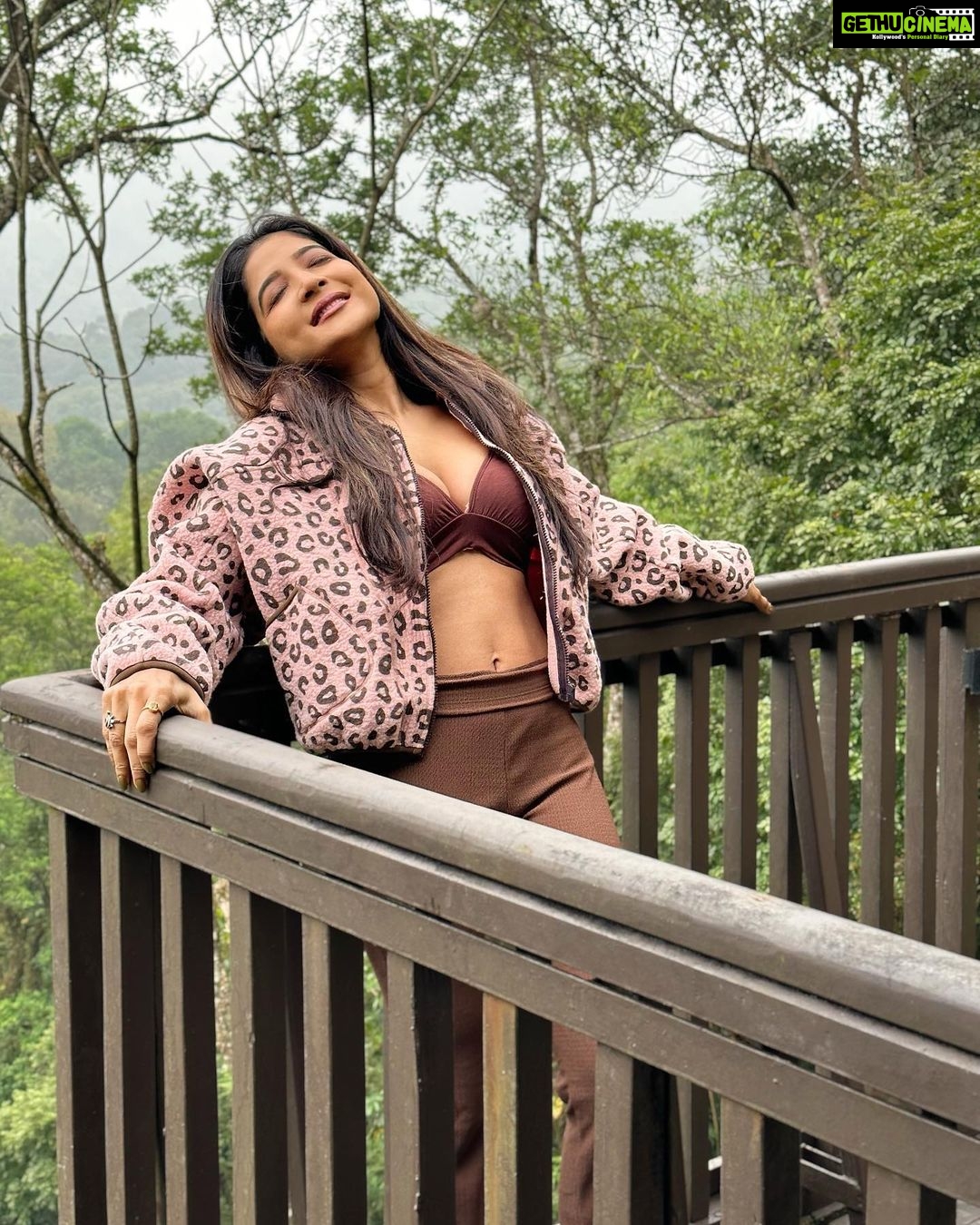 Sakshi Agarwal Instagram - Oreyy jillinu irruku✨✨ . #coorg #coorgtrip #coorgdiaries #leopardprint #sakshiagarwal The Tamara Coorg