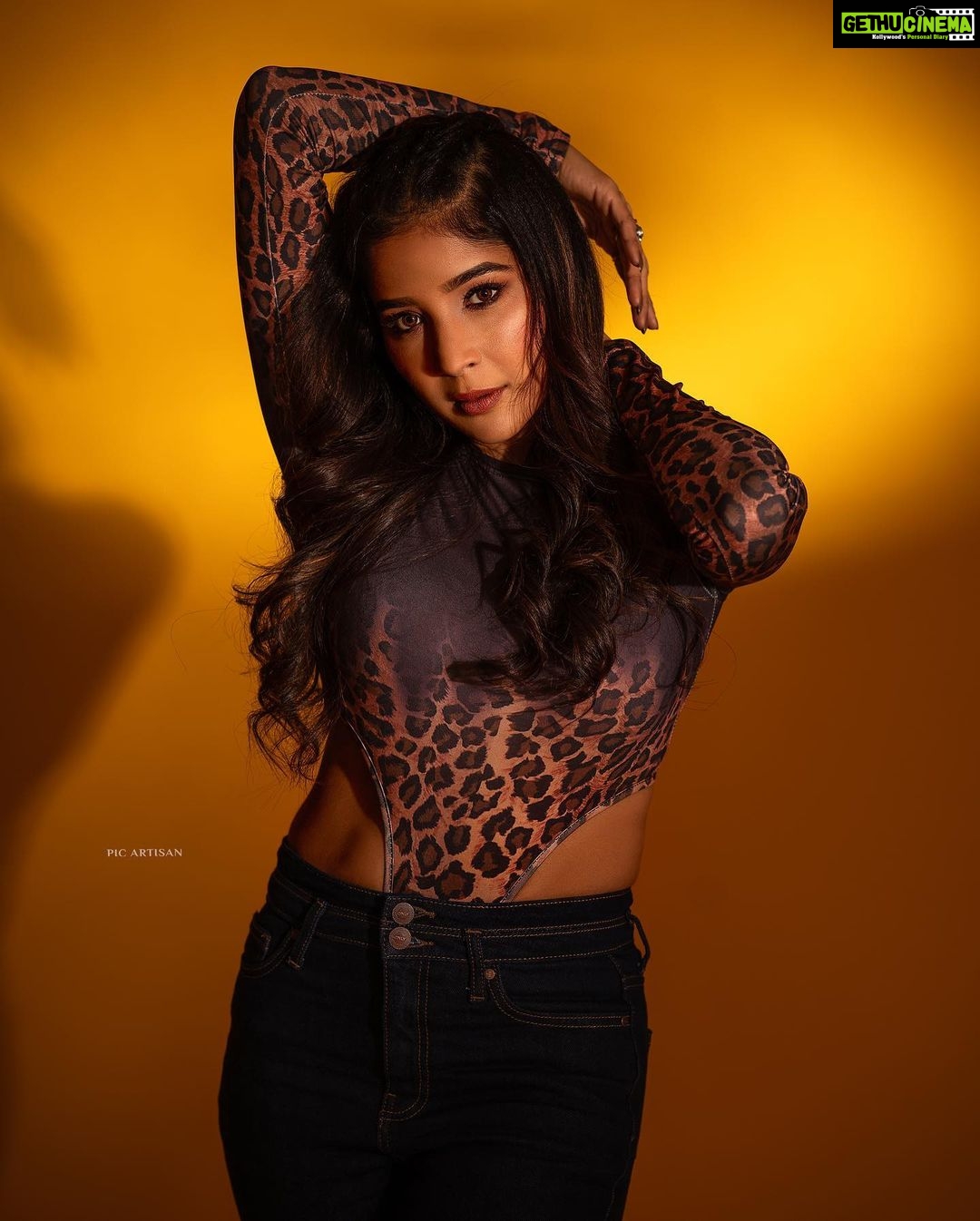 Sakshi Agarwal Instagram - I chase Goals, Not People! . @murugeshmakeup_hair @picartisan @ravalstudios . #sakshiagarwal #leopardprint #bootcutjean #streetstyle #photooftheday Chennai, India