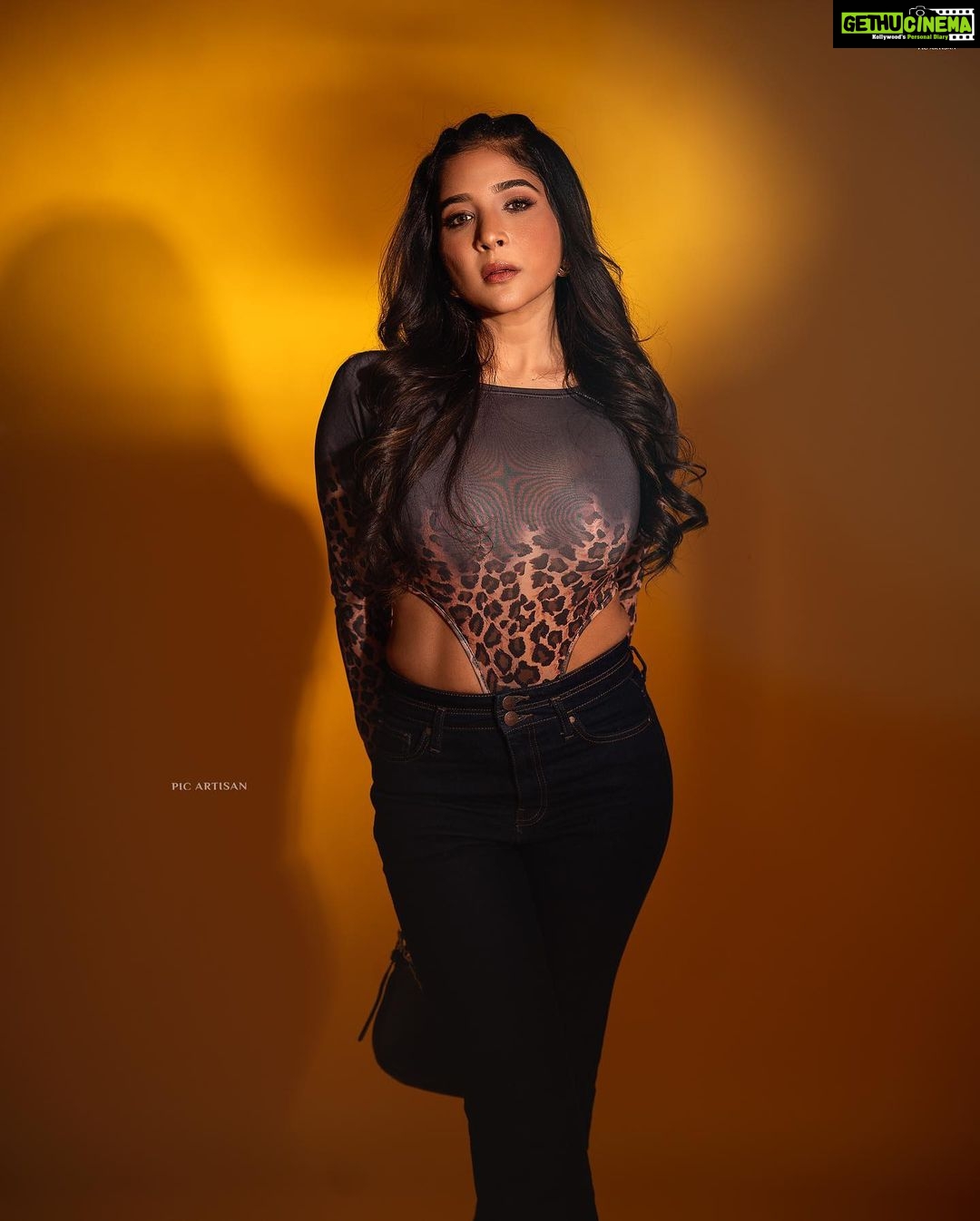 Sakshi Agarwal Instagram - I chase Goals, Not People! . @murugeshmakeup_hair @picartisan @ravalstudios . #sakshiagarwal #leopardprint #bootcutjean #streetstyle #photooftheday Chennai, India