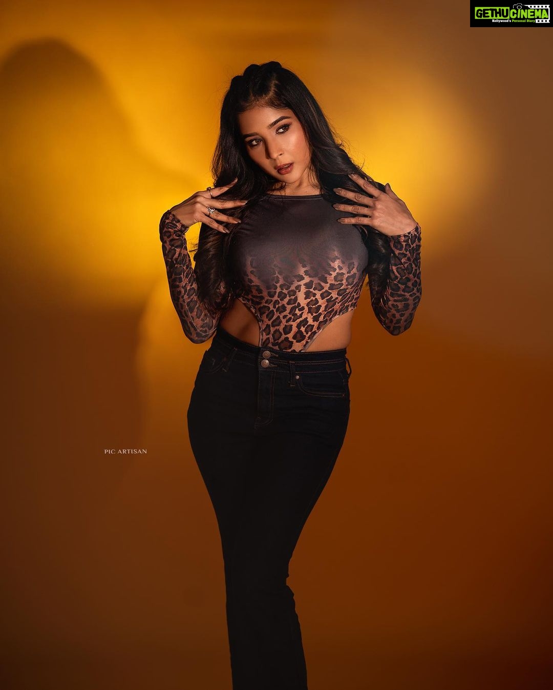Sakshi Agarwal Instagram - I chase Goals, Not People! . @murugeshmakeup_hair @picartisan @ravalstudios . #sakshiagarwal #leopardprint #bootcutjean #streetstyle #photooftheday Chennai, India