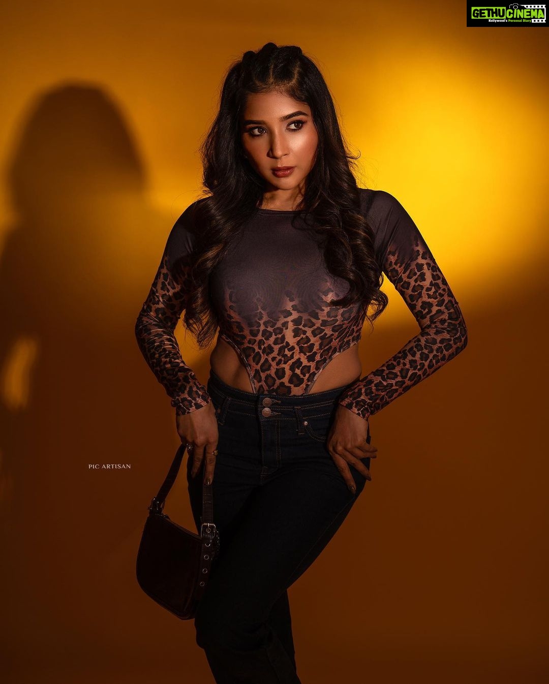 Sakshi Agarwal Instagram - I chase Goals, Not People! . @murugeshmakeup_hair @picartisan @ravalstudios . #sakshiagarwal #leopardprint #bootcutjean #streetstyle #photooftheday Chennai, India