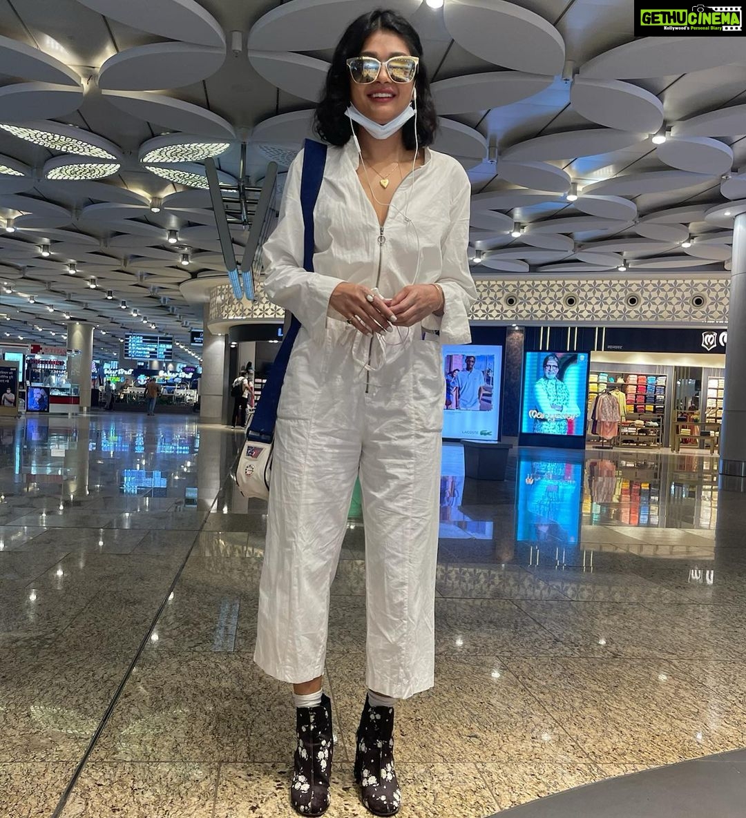 Sakshi Pradhan Instagram - 🧿Always the Last one to enter 😉 First one to board 😏 ✈️ Chhattarpati Shivaji International Airport Mumbai