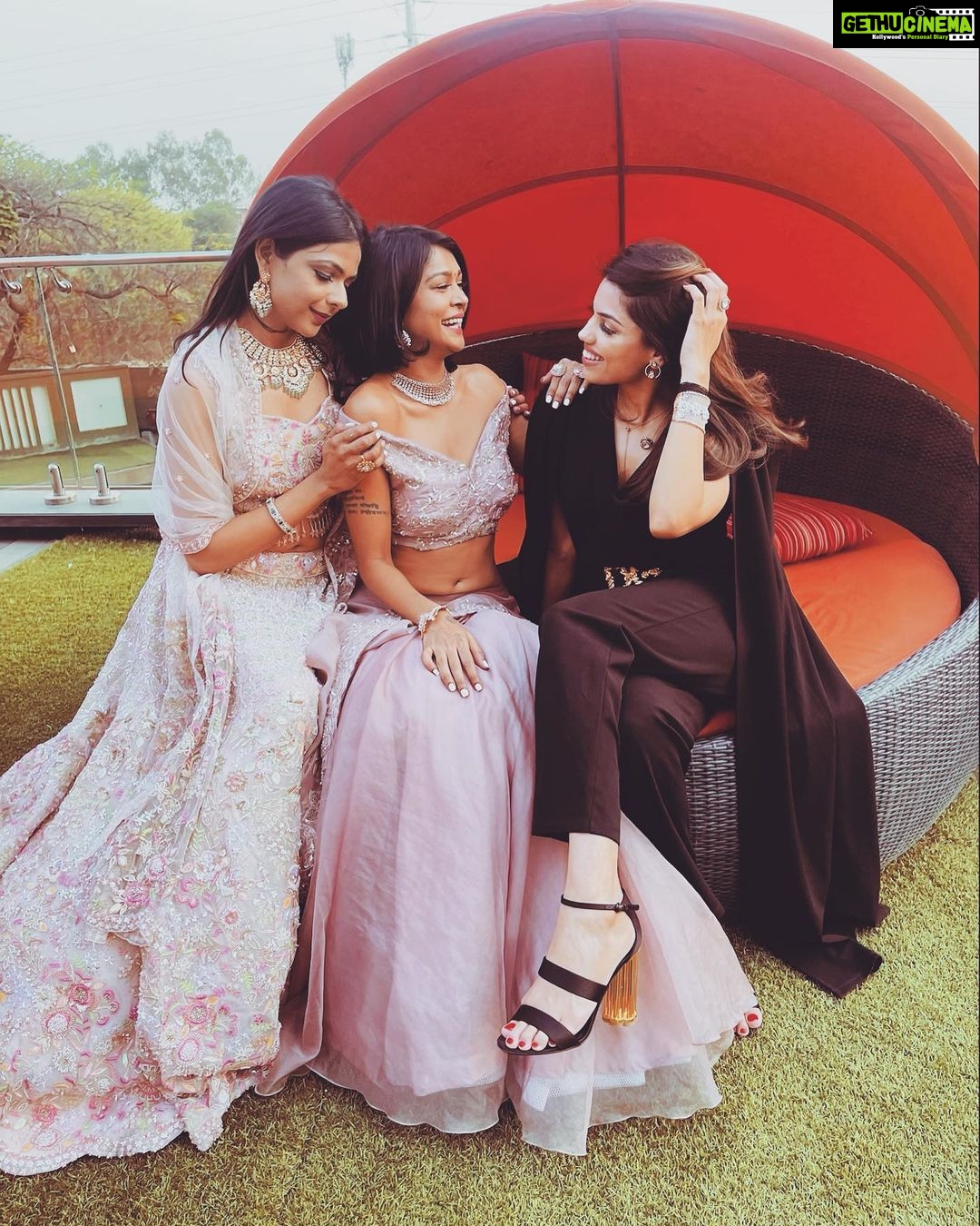 Sakshi Pradhan Instagram - Enjoying the Day wearing Art by @asmotiwala @swishbydolcyandsimran Come and Celebrate @marriottidr .. .. .. .. #indiancoture #reels #shopping #popup #popupmarket #Indore #indorevents #indorizayka #fashion #jewellery