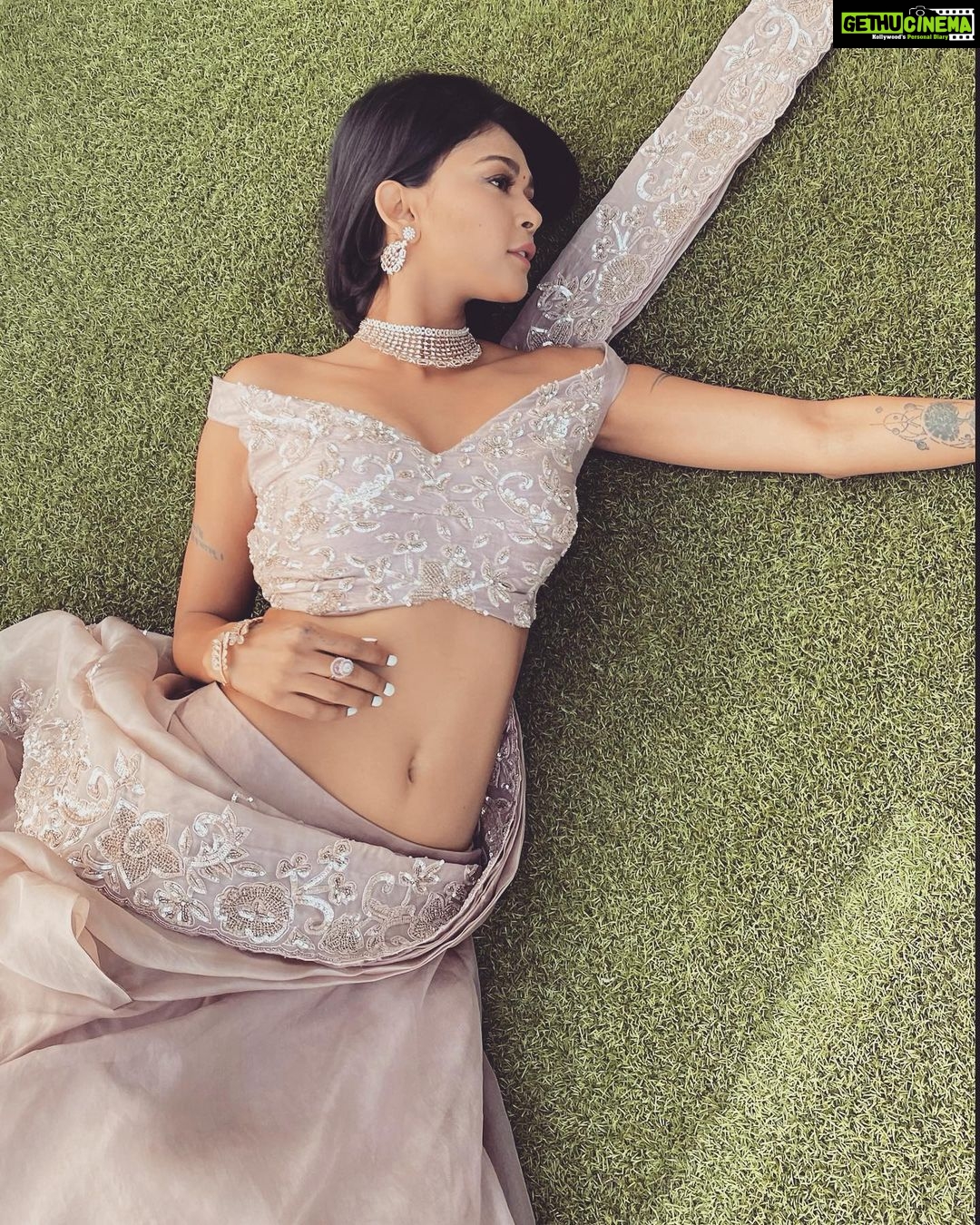 Sakshi Pradhan Instagram - Enjoying the Day wearing Art by @asmotiwala @swishbydolcyandsimran Come and Celebrate @marriottidr .. .. .. .. #indiancoture #reels #shopping #popup #popupmarket #Indore #indorevents #indorizayka #fashion #jewellery