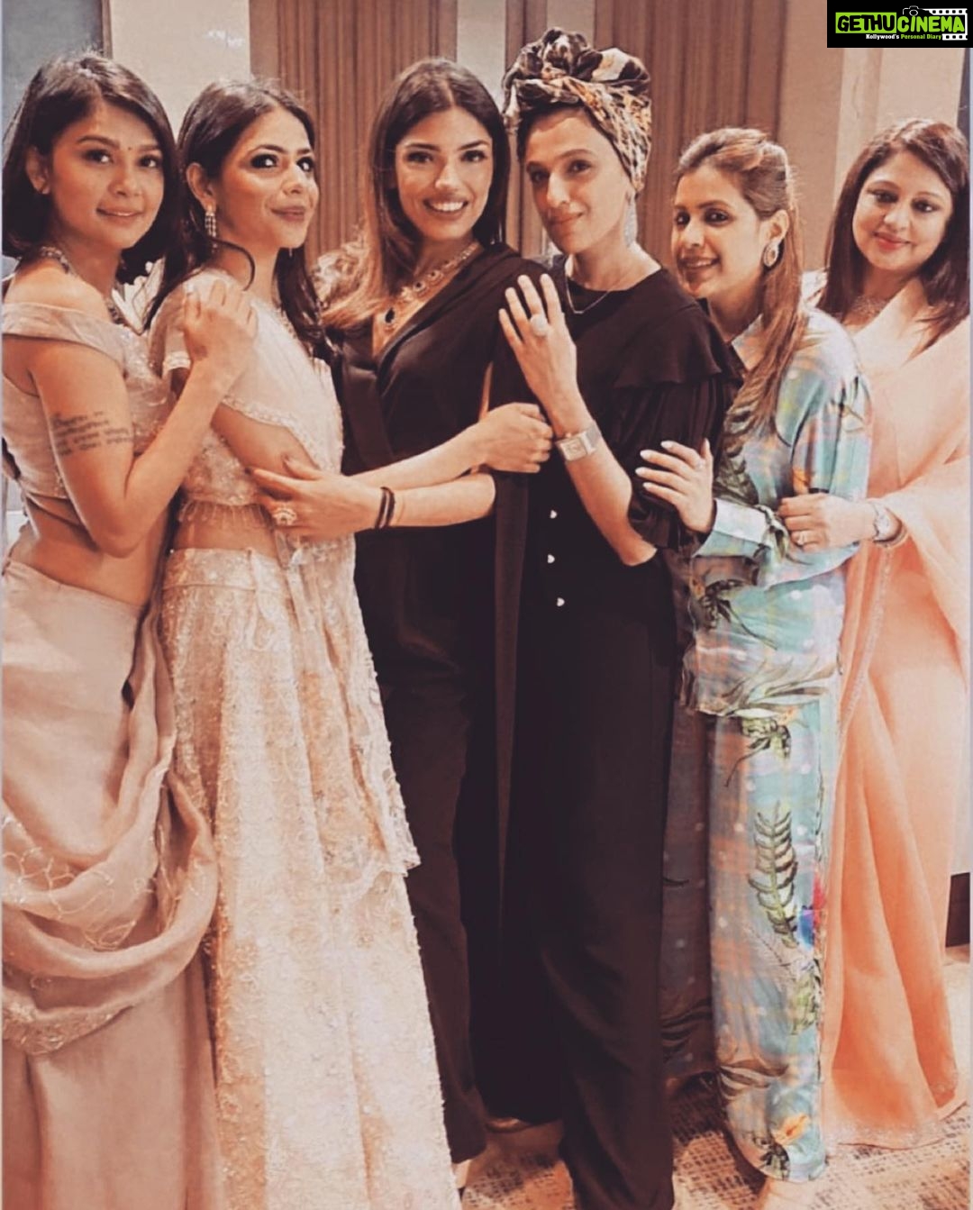 Sakshi Pradhan Instagram - Enjoying the Day wearing Art by @asmotiwala @swishbydolcyandsimran Come and Celebrate @marriottidr .. .. .. .. #indiancoture #reels #shopping #popup #popupmarket #Indore #indorevents #indorizayka #fashion #jewellery
